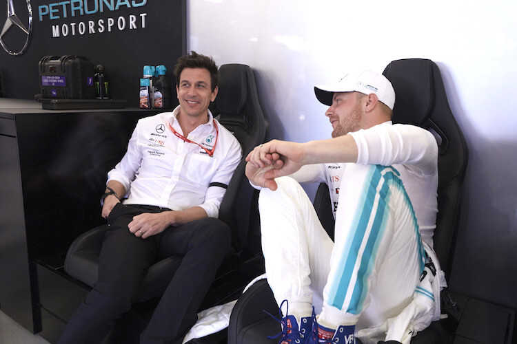 Toto Wolff mit Valtteri Bottas