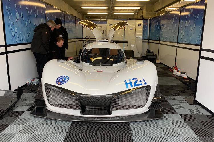 Der LMPH2G in einer der Boxen der Rennstrecke von Le Mans