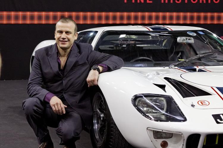 Olivier Panis neben einem Ford GT40