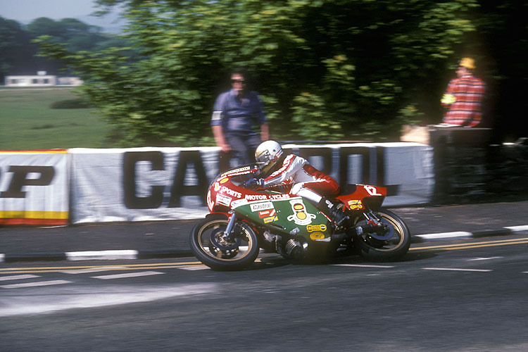 Mike Hailwood auf der Ducati 900 NCR bei seinem Comeback bei der TT 1978