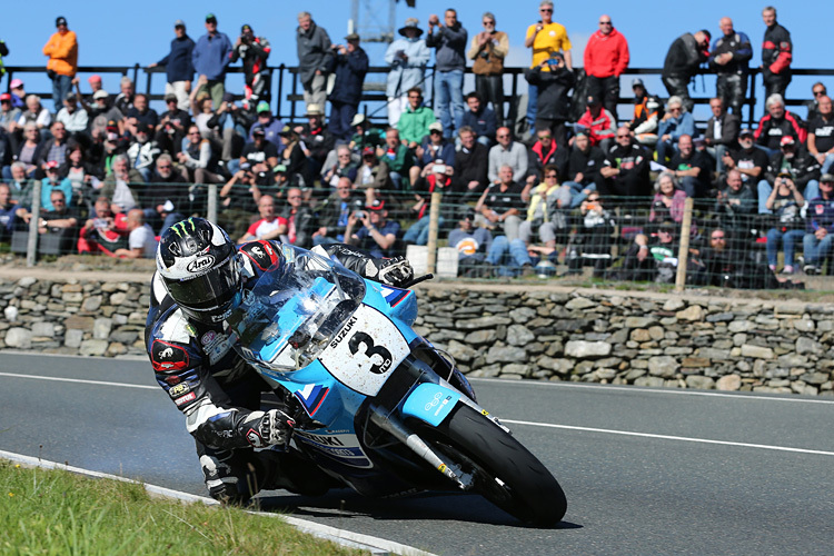 Michael Dunlop gewinnt wie 2015 die Superbike Classic TT auf der Suzuki XR69