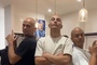 In der Mitte: MotoGP-Sieger Raul Fernandez mit frischem Haarschnitt