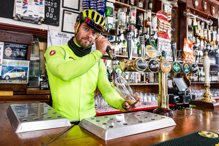 Cal Crutchlow kann derzeit nicht auf die Isle of Man, wo er für einen Fotografen auch schon mal ein Bier zapft