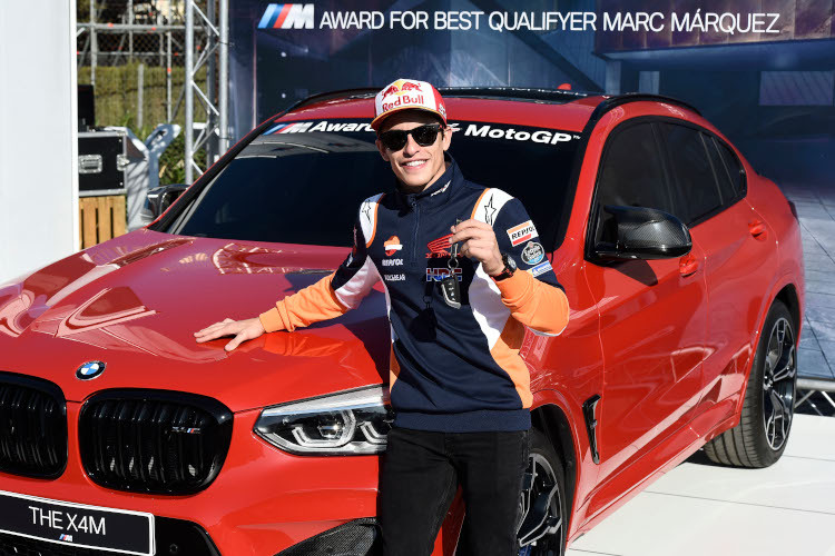 Marc Márquez nahm das Siegerfahrzeug, einen BMW X4 M Competition, in Valencia entgegen