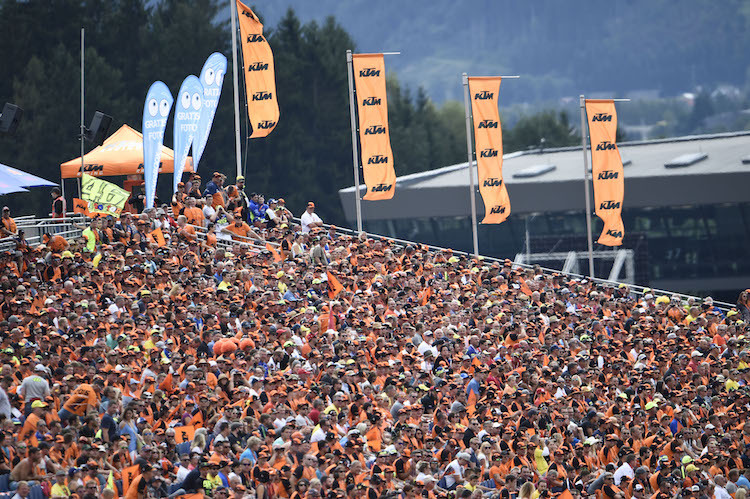 Gute Stimmung garantiert: Auf der KTM-Tribüne erleben die Fans eine einmalige Atmosphäre