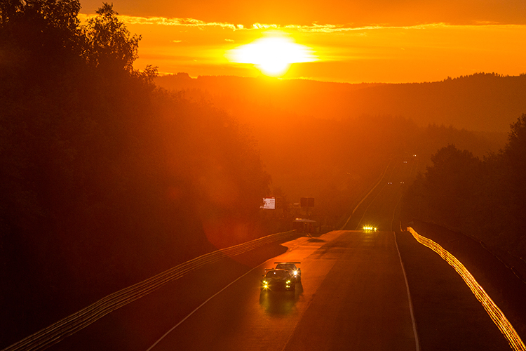 Rennsport-Romantik pur, als beim 24-Stunden-Rennen auf dem Nürburgring der Tag erwachte