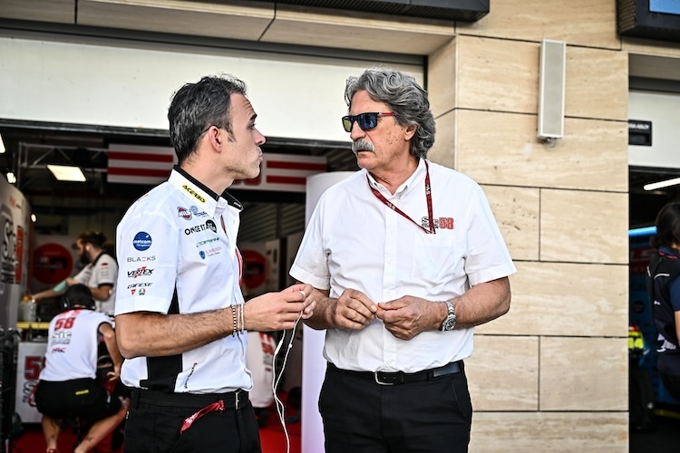 Paolo «Papa» Simoncelli in der Boxengasse von Losail. Der Teamchef setzt weiterhin auf Honda als Partner. Die beiden Piloten und die Pirelli Reifen sind neue Größen