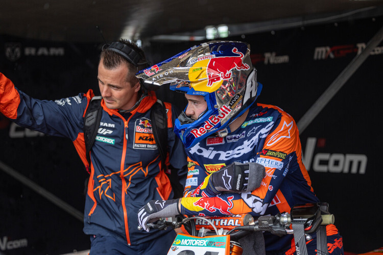 Wieder in der Zuschauerrolle: Jeffrey Herlings (links sein Mechaniker Michele Doro)