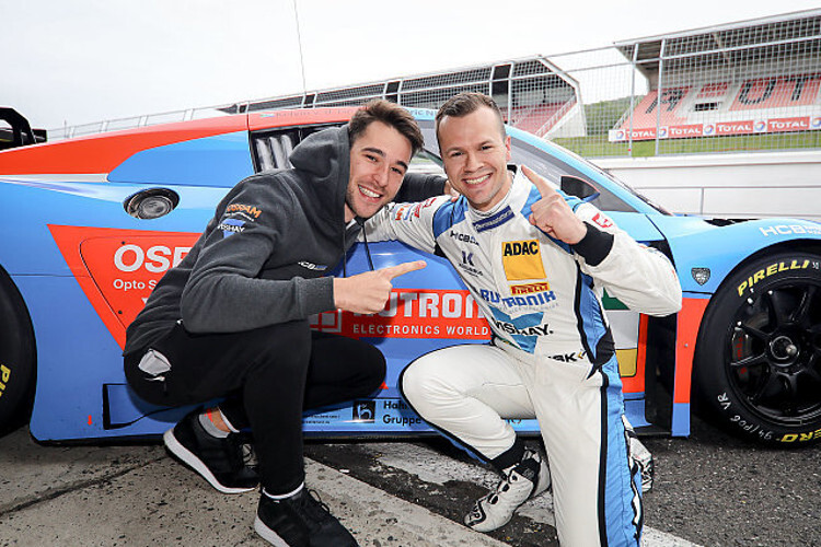 Sieg beim ADAC GT Masters in Most für Kelvin van der Linde (li.) und Patric Niederhauser