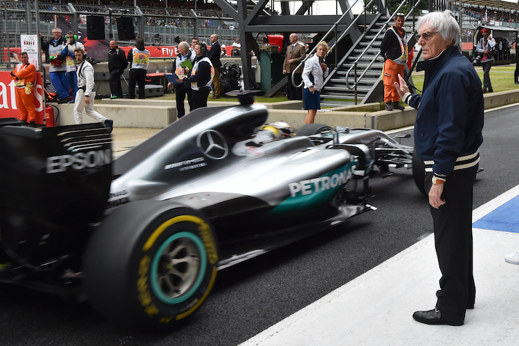 Bernie Ecclestone beobachtet 2016 in Silverstone Lewis Hamilton