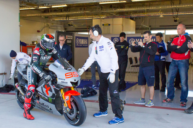 Pit Baumgartner (ganz rechts) vor der Yamaha-Box