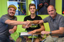 Rossi-Kumpel Uccio (li.) begrüsst Luca Marini
