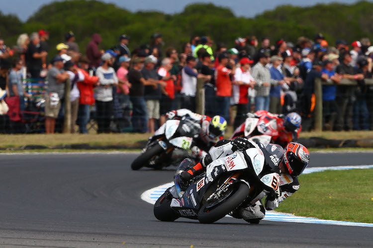 Im zweiten Rennen hielt Torres (81) seine BMW-Kollegen Markus Reiterberger und Josh Brookes in Schach