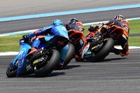 Brad Binder (innen) neben Oliveira und Bagnaia: Zwei Ex-Rookies bilden das Red Bull KTM-Ajo-Moto2-Team