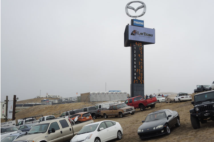 Der Mazda-Turm informiert die Zuschauer über die Ergebnisse