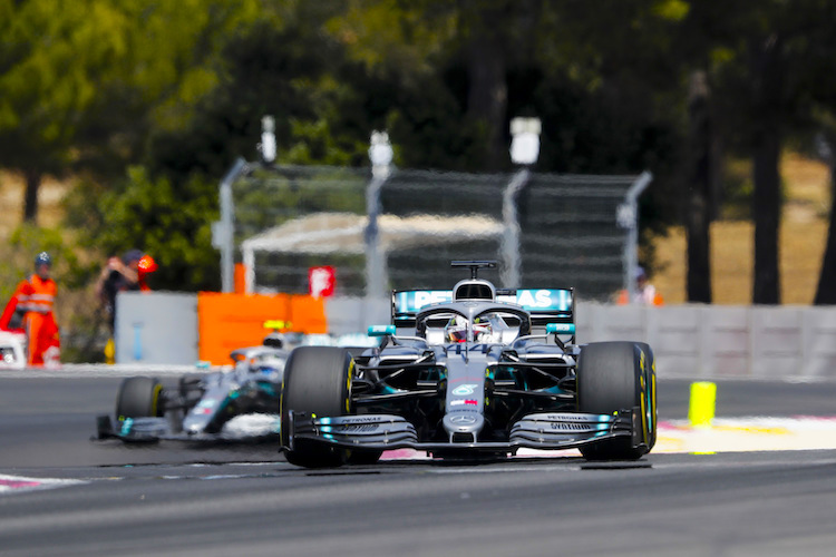 Die Mercedes von Lewis Hamilton und Valtteri Bottas