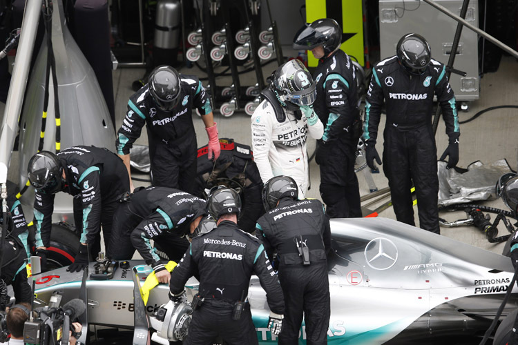 Nico Rosberg ärgerte sich nach seinem Ausfall: «Unglaublich, dass so etwas genau in diesem Moment passieren muss»