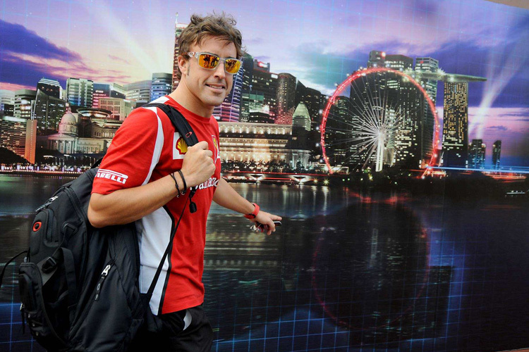 Fernando Alonso kommt ins Fahrerlager von Singapur