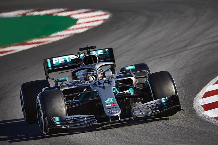 Lewis Hamilton mit dem neuen Silberpfeil