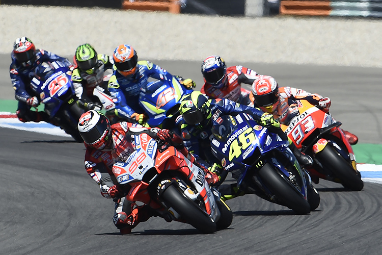 Jorge Lorenzo vor Valentino Rossi