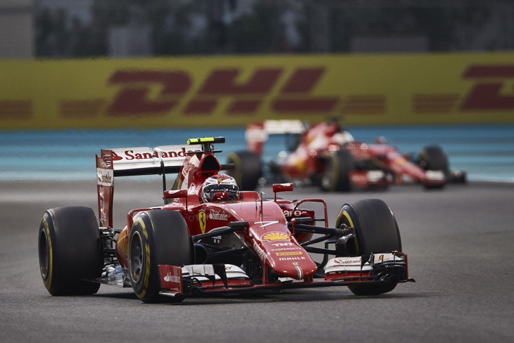 Ferrari 2015: Kimi Räikkönen vor Sebastian Vettel in Abu Dhabi mit ihren SF15-T