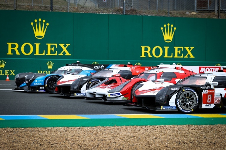Die Hypercars in Le Mans 2021: Alpine A480 (hinten), Toyota GR010 Hybrid (vorne und 2. v.li.) sowie Glickenhaus 007 LMH (2. v.re.)