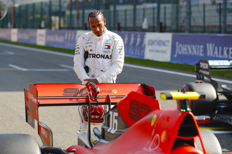 Lewis Hamilton schaut sich genau an, was Ferrari so macht