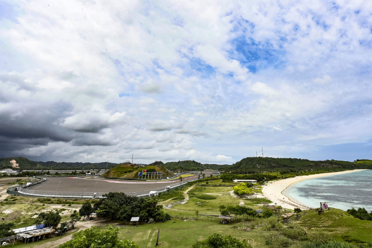 Der Mandalika Circuit liegt direkt am Strand