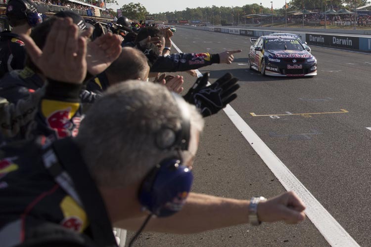 Jubel beim Team von Red Bull Racing Australia: Craig Lowndes sorgte für einen versöhnlichen Abschluss des Darwin-Wochenendes 