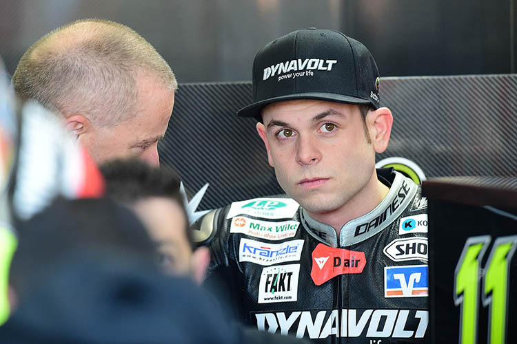 Sandro Cortese in der Box des Teams Dynavolt Intact GP