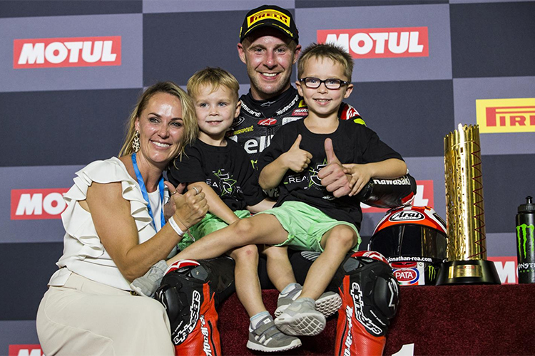 Jonathan Rea mit Frau Tatia und den beiden Söhnen