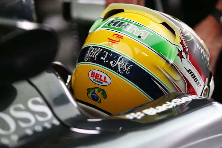 Lewis Hamilton mit seinem Knicks vor Ayrton Senna