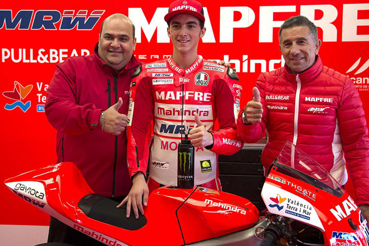 Mahindra-CEO Mufaddal Choonia mit Francesco Bagnaia und Teamchef Jorge «Aspar» Martinez