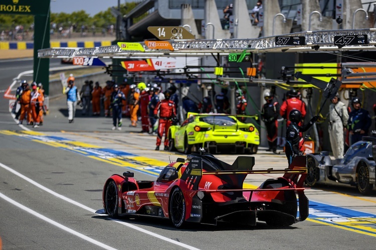 Mächtig Action in der Boxengasse von Le Mans mit einem Ferrari 499P (im Vordergrund)