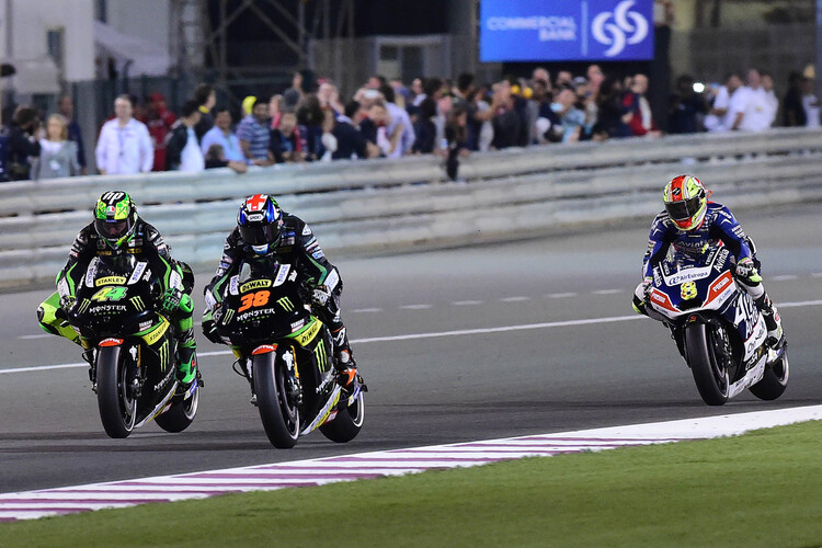 Pol Espargaró (44) und Bradley Smith (38) stritten in Katar um Platz 7, dahinter Barbera 