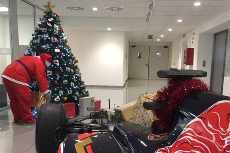 Der Weihnachtsmann schaute auch bei Toro Rosso vorbei