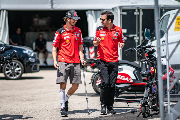 Pecco Bagnaia mit Press Manager Artur Vilalta am Donnerstag in Mugello