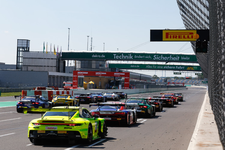 Bislang fuhr der Porsche auf dem Lausitzring hinterher - nun darf er Gewicht ausladen