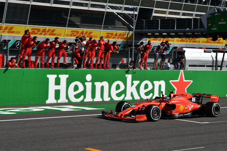 Charles Leclerc eroberte 2019 im SF90 zwei Siege: Nach dem Triumph von Belgien feierte er den ersten Platz in Monza