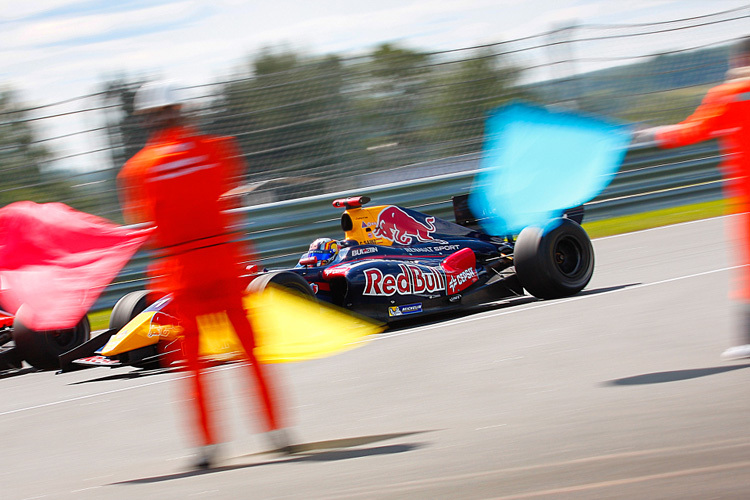 Die Streckenposten grüssen Carlos Sainz jr., den neuen Champion