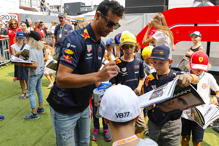 Daniel Ricciardo übt seine Unterschrift
