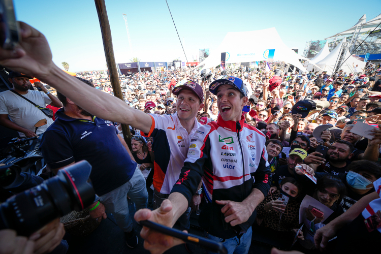 Stefan Bradl und Alex Márquez begeisterten die Fans vor Ort auch ohne Training am Freitag