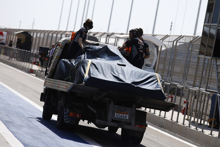 Vettels Wagen wird nach dem Bremsdefekt an die Box zurückgebracht