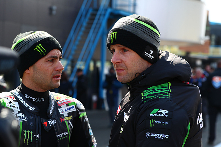 Die Kawasaki-Werksfahrer Leon Haslam (li.) und Johnny Rea