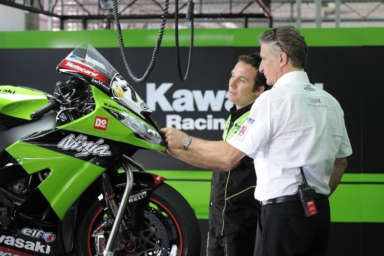Paolo Ciabatti inspiziert die Kawasaki