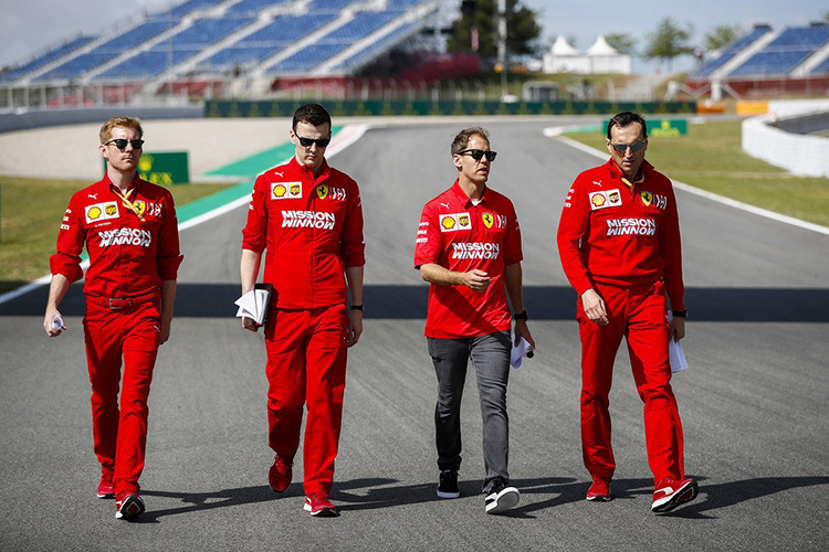 Sebastian Vettel mit seinen Technikern beim Pistenrundgang