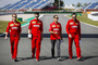 Sebastian Vettel mit seinen Technikern beim Pistenrundgang