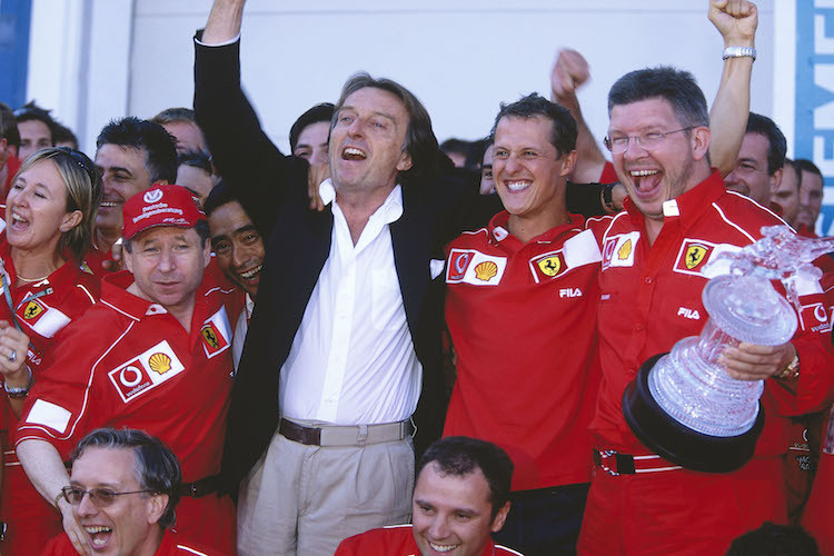 Das Dream-Team von Ferrari: Teamchef Jean Todt (mit Kappe), Ferrari-Präsident Luca Montezemolo (Anzug), Michael Schumacher, Ross Brawn (mit Pokal), unten Motorenchef Martinelli und Sportchef Domenicali