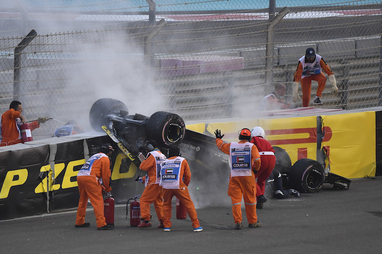 Gefangen: Nico Hülkenberg konnte das Cockpit nach dem Crash nur mit Hilfe verlassen 