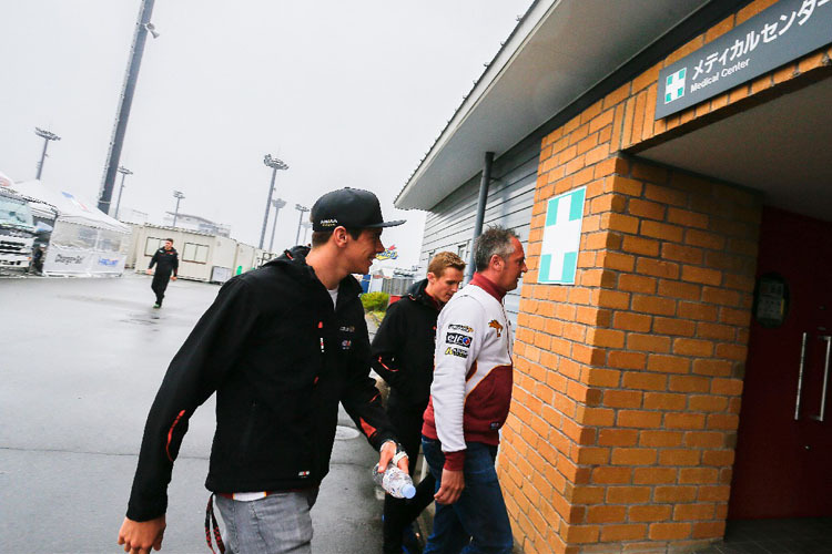 Scott Redding in Motegi: Auf dem Weg zum Rennarzt mit Marc-VDS-Teammanager Michael Bartholemy